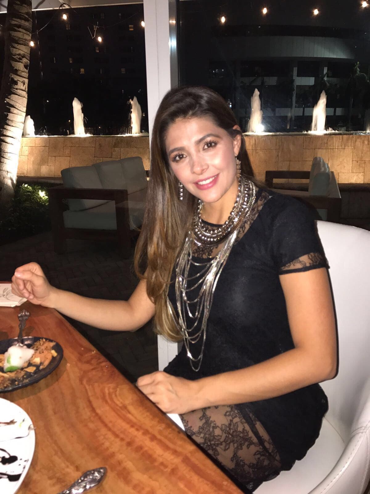 Aquí la cumpleañera, muy bella, disfrutando de una deliciosa cena.