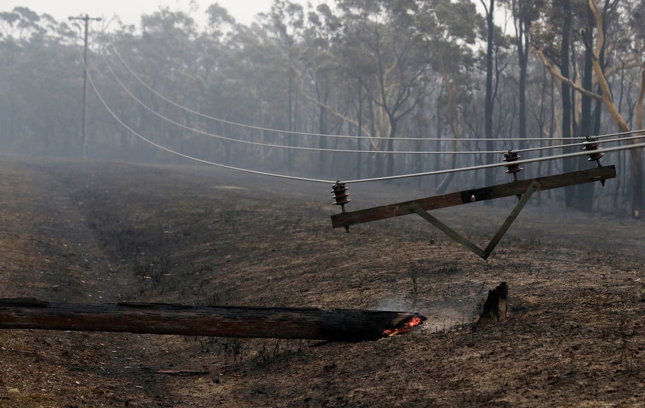 Vientos huracanados han provocado este viernes en el sudeste de Australia la fusión de dos enormes incendios, convirtiéndolo en un gigantesco fuego que asola un territorio equivalente a cuatro veces la superficie de la ciudad de Nueva York.
<br>