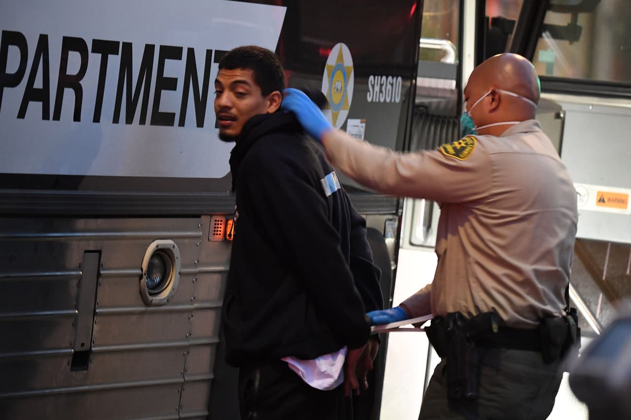 Un hombre es arrestado por agentes de policía en Hollywood, California, el 1 de junio de 2020, en la tercera noche de toque de queda después de días de protestas masivas, en su mayoría pacíficas, para denunciar la muerte de George Floyd en Minneapolis.