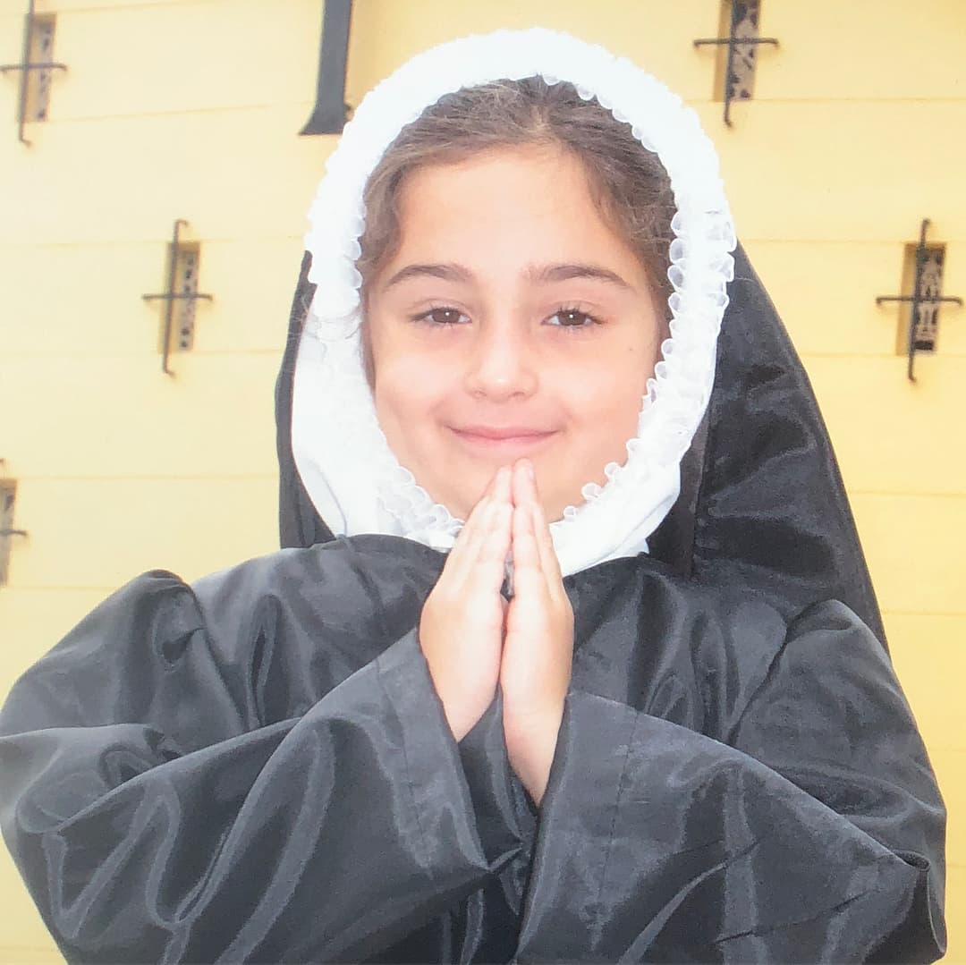 Tal como lo comentó hace poco a la revista Hola México, su hija en ocasiones "le da algunos problemas", aunque con esa carita de niña bien portada, nadie lo creería.