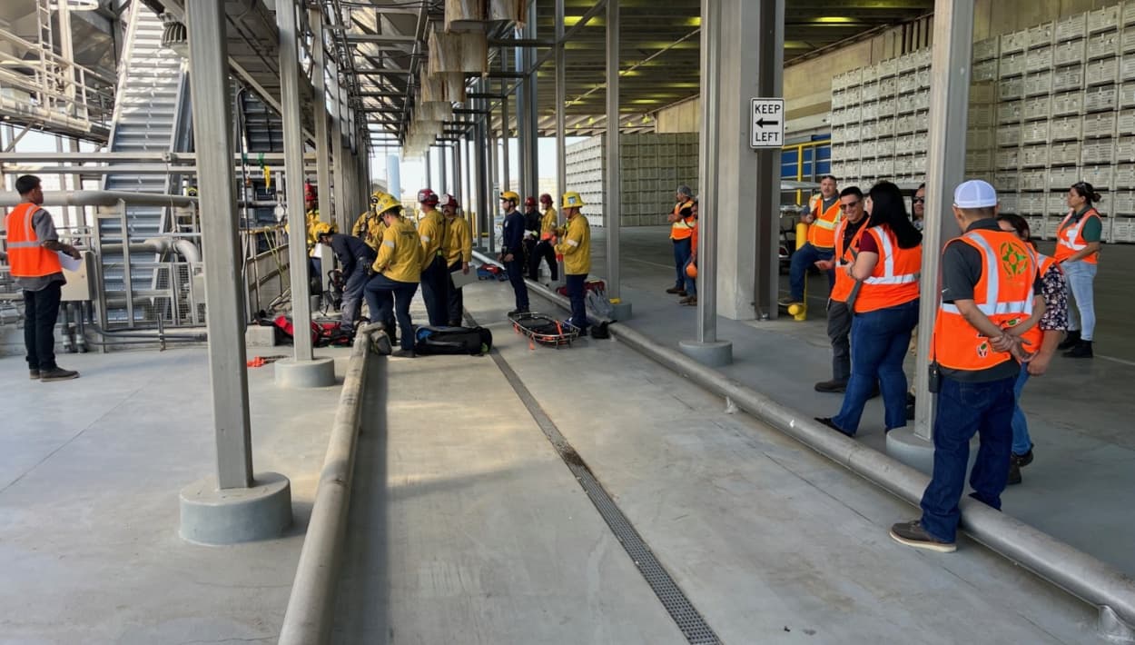 Esta colaboración promueve una cultura de seguridad y conciencia en el lugar de trabajo. Participaron bomberos de las estaciones 31, 32, 33, 34, 35 y 37 de KCFD, así como USAR 47 y un oficial de seguridad.