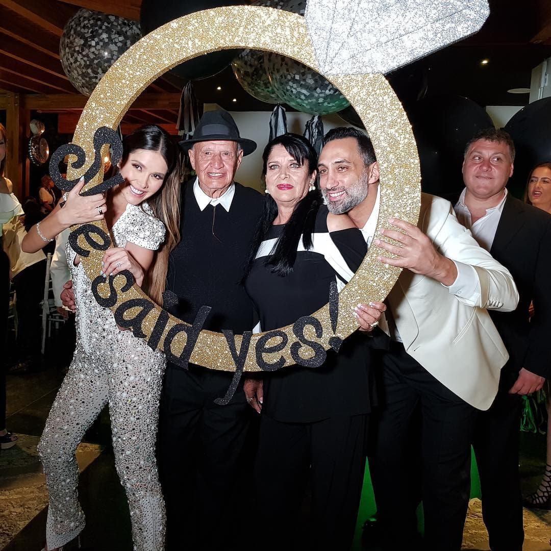 Los novios aprovecharon todo momento para tomarse fotos con sus invitados y decirles que próximamente llegarían al altar para compartir el resto de sus vidas, esto bajo un enorme anillo que tenía la leyenda "she said yes!".