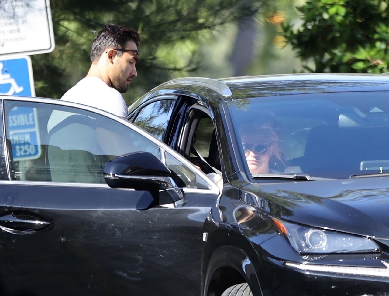 Spears vestía bikini y un sombrero, mientras Asghari traje de baño y una gorra.
<br>