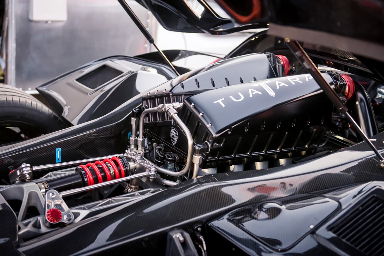 En el caso de llevar gasolina con un grado de octanaje de 91, también conocida como gasolina premium, el hipercarro disminuye su potencia a los 1,350 caballos de fuerza.