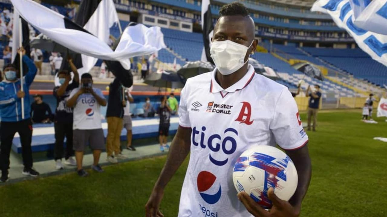 Duvier Riascos denuncia racismo en El Salvador