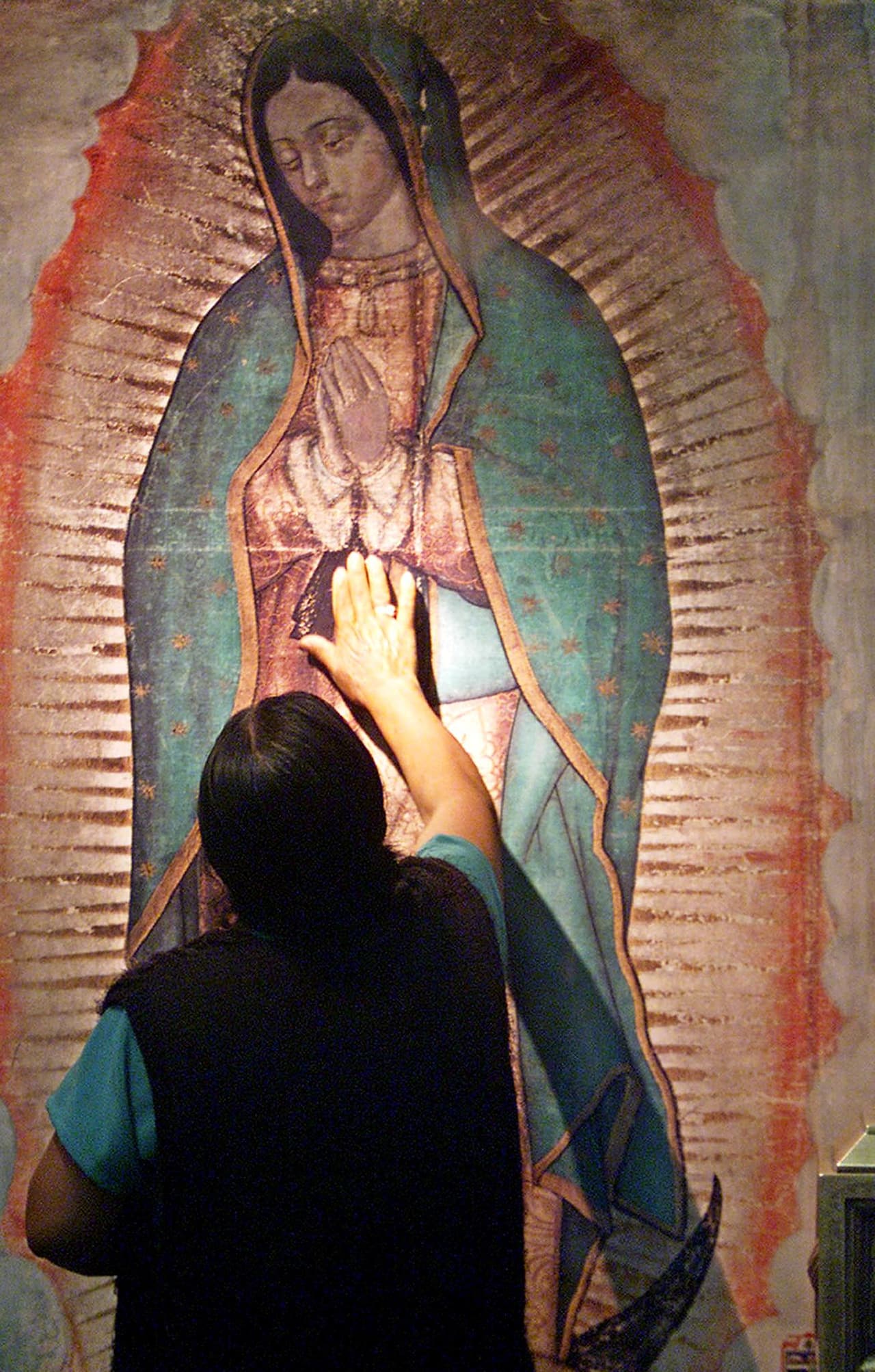 Muchos debaten que es realmente imposible que en un espacio tan pequeñito como lo es la córnea de los ojos en esta imagen, hasta el más experto artista o miniaturista pudiera pintar estas imágenes tan detalladas hace 500 años que se han descubierto hasta que tuvimos la tecnología para poder ampliarlas miles de veces para poder distinguirlas.