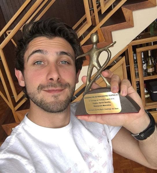 Aunque al igual que su familia, se ha ido por el camino de la actuación y ya comenzó a cosechar algunos premios: "Ya finalmente pude conocer mi premio de la Agrupación de Periodistas Teatrales por revelación masculina en 'Enemigo de clase'. Gracias otra vez, ¡es un honor! aquí lo cuido", escribió en su cuenta de Instagram.