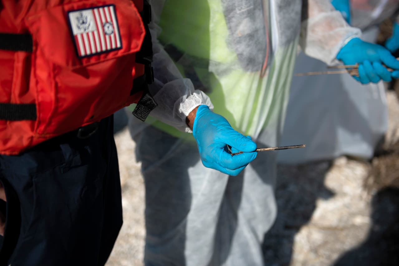 Agregaron que las personas pueden reportar contaminación por combustible en la costa al 800-424-8802 y animales afectados por el derrame al 800-261-0980.