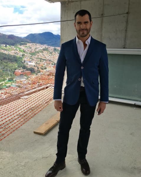 El galán Rafael Novoa nos sorprende cada noche en 'Bloque de Búsqueda' como el Coronel Hernán Martín.