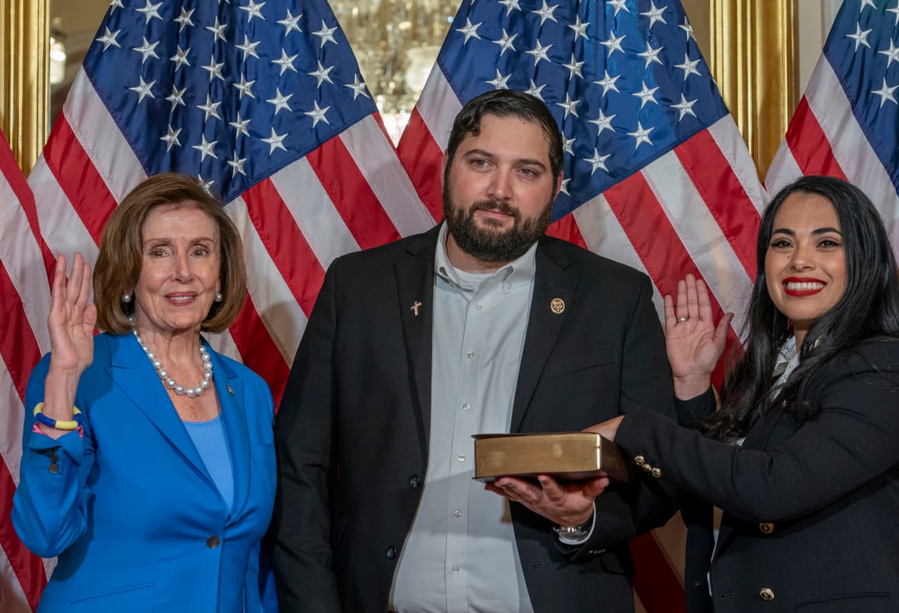 Mayra Flores es juramentada y se convierte en la primera republicana latina en representar a Texas en el Congreso