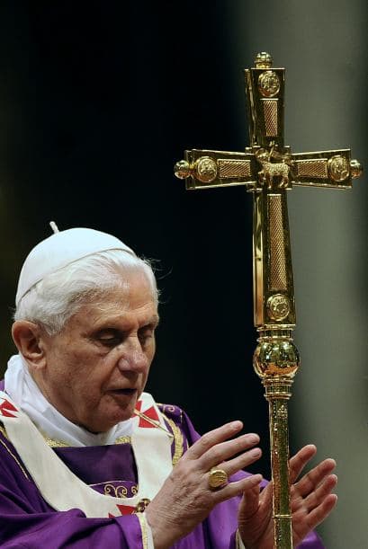 El papa Benedicto XVI en el rezo mariano del Ángelus manifestó su congratulación a las Iglesias del Oriente que celebran el nacimiento del Hijo de Dios en medio de la violencia y la inseguridad dijo ‘Que la bondad de Dios manifestada en Jesucristo, refuerce la fe, la esperanza y la caridad y que dé consuelo a las comunidades que hoy pasan por duras pruebas’.