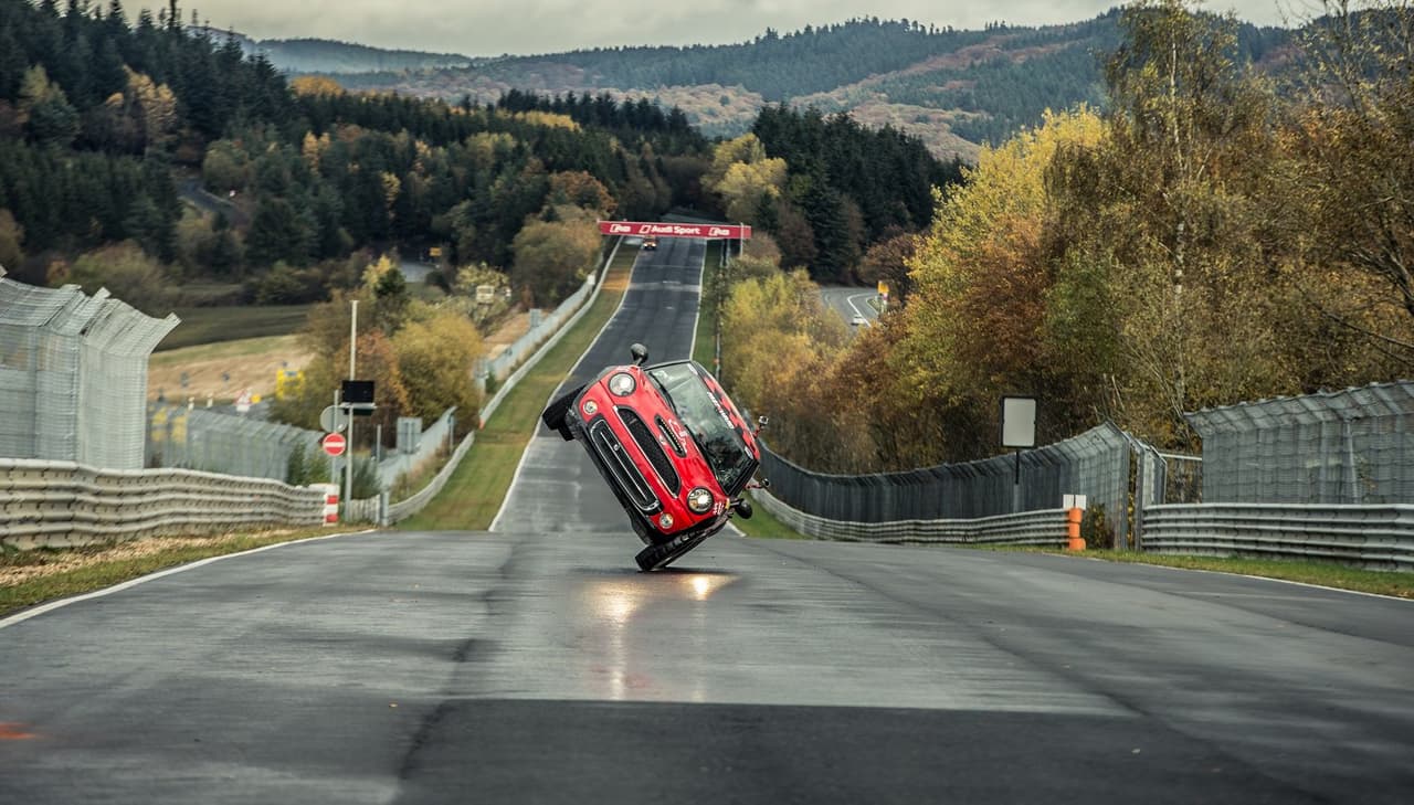 Temerario piloto chino completó una vuelta en el Nürburgring sobre un MINI en dos ruedas