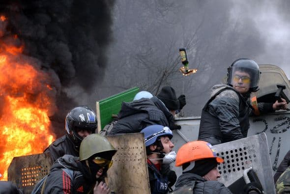 Pero el parlamento, dominado por partidarios del presidente, ha maniobrado para retrasar cualquier reforma constitucional que limite la autoridad presidencial.