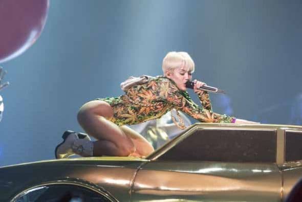 Miley Cyrus con manitas juguetonas en su 'Bangerz Tour'. En Los Ángeles la reina del escándalo se presentará a partir del 20 de febrero. ¿Será que además de la música, presentará su técnicas íntimas en cada concierto? Te damos un adelanto gráfico.
