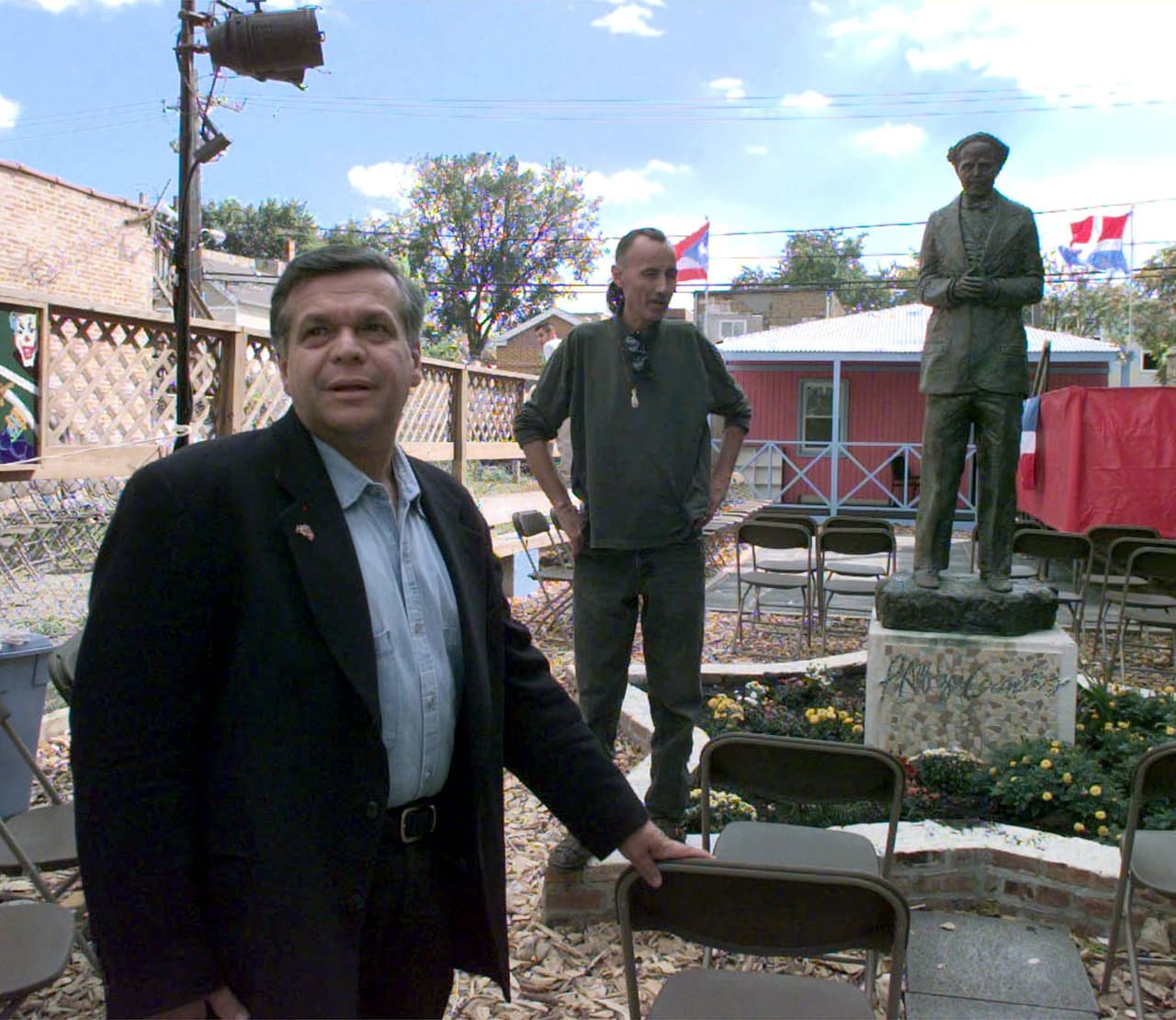 José López, hermano de Oscar, prepara en Chicago el recibimiento de los independentistas Alejandrina Torres y Alberto Rodríguez, presos en Estados Unidos e indultados en septiembre de 1999 por el presidente Bill Clinton. En esa oportunidad, Clinton también ofreció clemencia a Óscar López Rivera pero él la rechazó, pues muchos de sus compañeros seguirían tras las rejas.