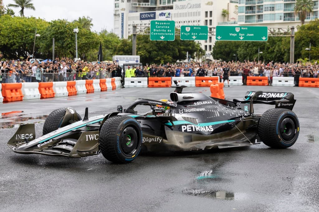 Este auto no está en venta, pero su valor podría 
<b>superar los 20 millones de dólares</b>. Después de la demostración en el puente Dos Hermanos, fue trasladado a Hato Rey, donde se le exhibe frente al Coliseo José Miguel Agrelot, 'El Choliseo', donde se presenta 
<b><a href="https://www.univision.com/local/puerto-rico-wlii/asi-explica-la-ciencia-por-que-la-musica-de-bad-bunny-te-hace-feliz" target="_blank">Bad Bunny</a></b>.