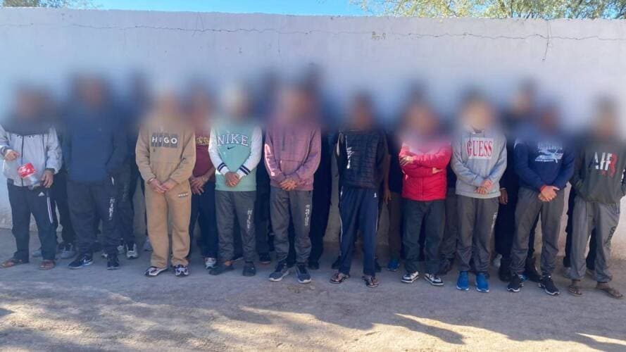 En diciembre, autoridades detuvieron a 
<b><a href="https://www.univision.com/local/arizona-ktvw/rescatan-36-migrantes-sonoyta-sonora-tres-detenidos">Gildardo ‘N’, José Luis ‘N’ y José Daniel ‘N’, quienes tenían en su poder a 36 inmigrantes privados de la libertad</a></b> en Sonoyta. José Daniel intentó evitar su arresto ofreciendo un soborno de miles de pesos, que no fue aceptado por los agentes.