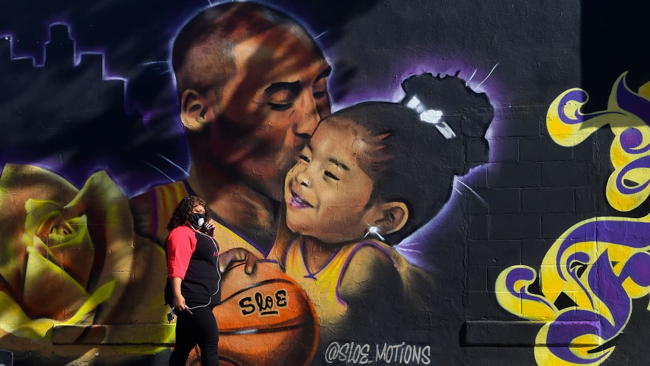A un año de la muerte de Kobe Bryant, nostalgia, leyes y disputas mantienen el recuerdo