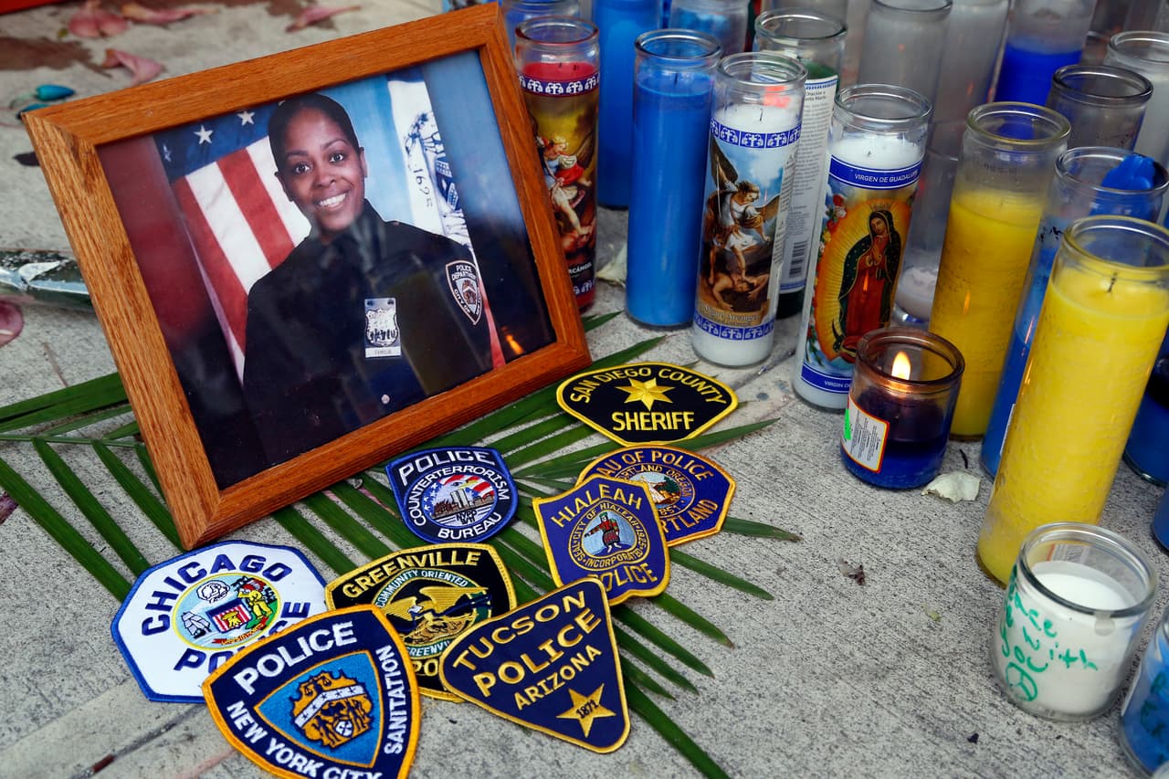 Un altar improvisado en conmemoración de Familia, quien había pedido un cambio de turno recientemente para poder estar con sus hijos. (Mark Lennihan/AP)