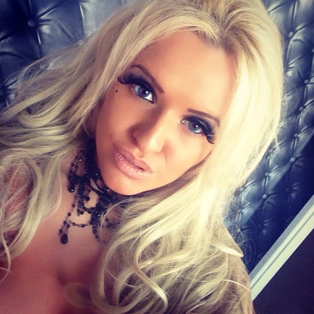 Ella es Carolyn Anderson, una joven de 28 años, que vive en la ciudad de Liverpool en Inglaterra y que ha invertido alrededor de 31 mil dólares en cirugías para lograr parecerse a su ídolo, Pamela Anderson.