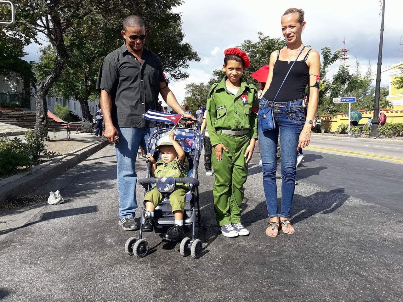 Fernando González y Mirta Gallú llevaron a sus dos niños, de 9 y 2 años, a despedir a Castro.