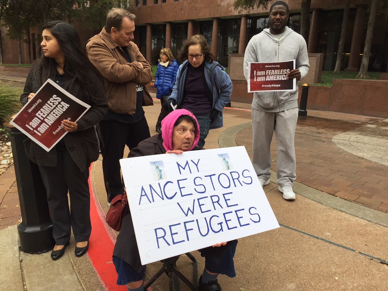 "No al veto migratorio, no al muro", gritaban.