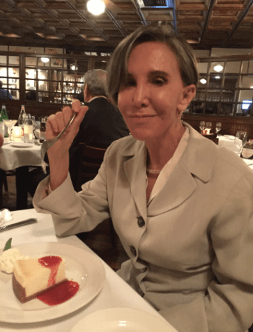 El 19 de noviembre Florinda Meza también recordó su aniversario con el actor junto a una serie de imágenes donde disfruta de un pequeño pastel, en la descripción añadió: "Hoy es mi aniversario... este pastel es para ti, mi Rober. Te amo y hoy lo comparto con mi Bonita vecindad".