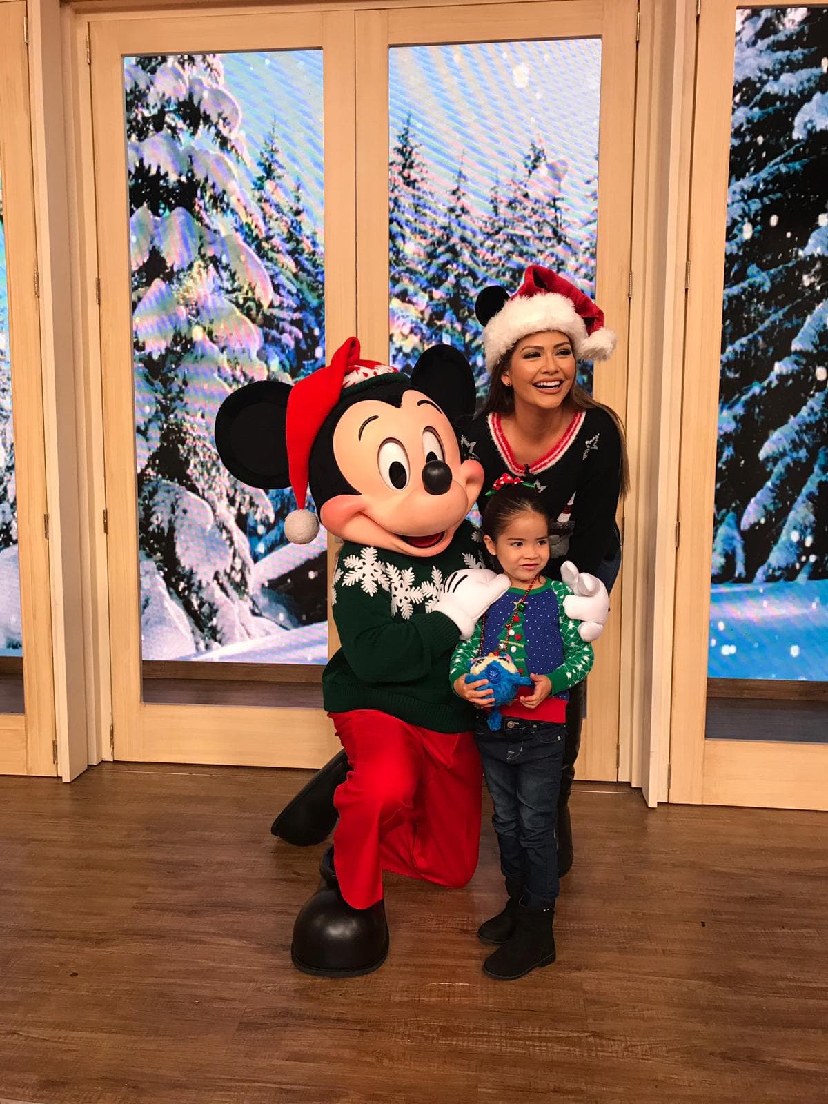 Aunque Giulietta confesó al aire que queria una bicicleta, creemos que estos momentos con Mickey Mouse también fueron un buen regalo de Navidad para la pequeña.