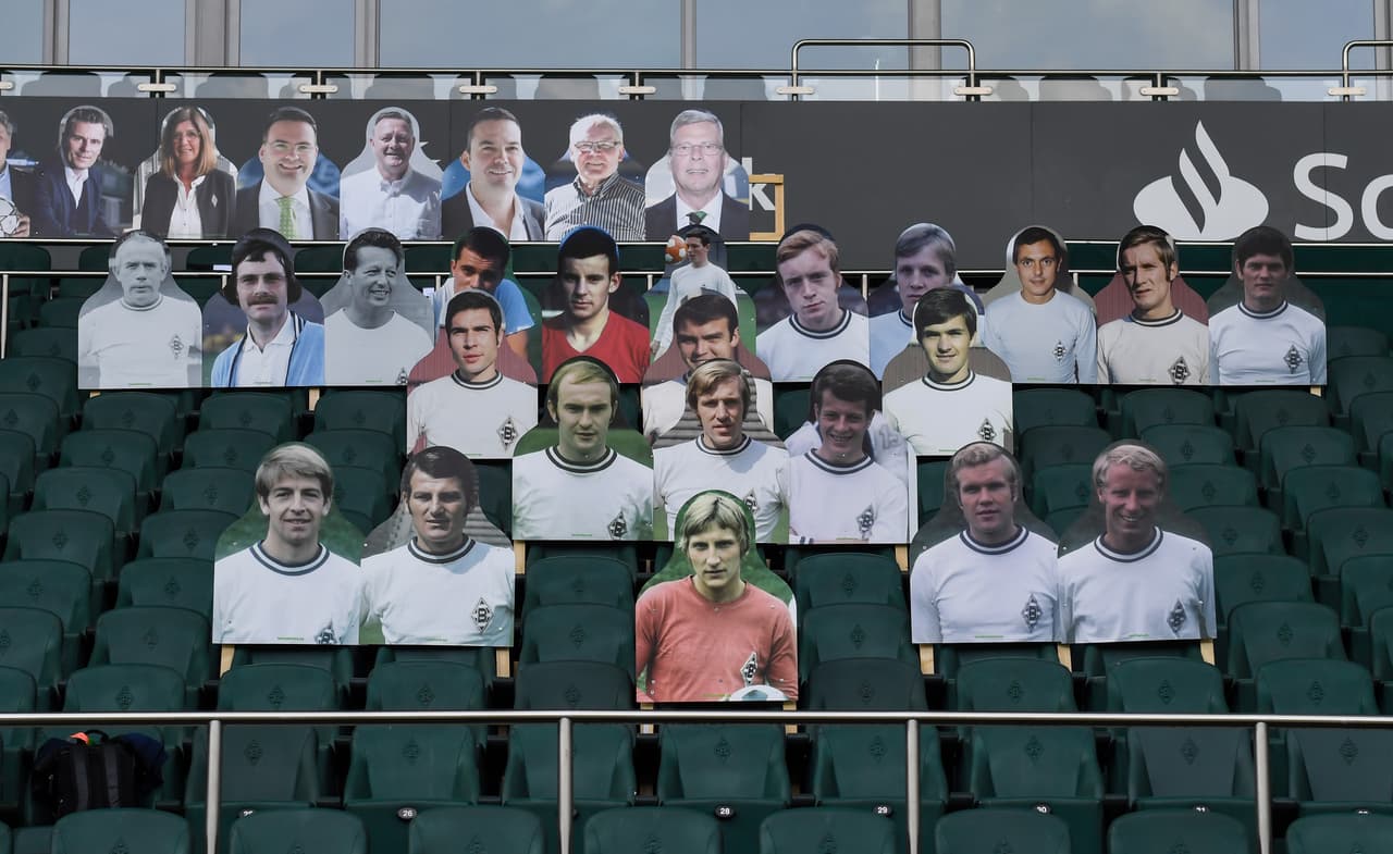 <b>La zona 'VIP'</b>
<br>Estos son algunos jugadores históricos del Mönchengladbach que acompañaron a su club, pero únicamente fue su imagen. No hay como el movimiento, el impulso y el calor que proporciona un aficionado real.