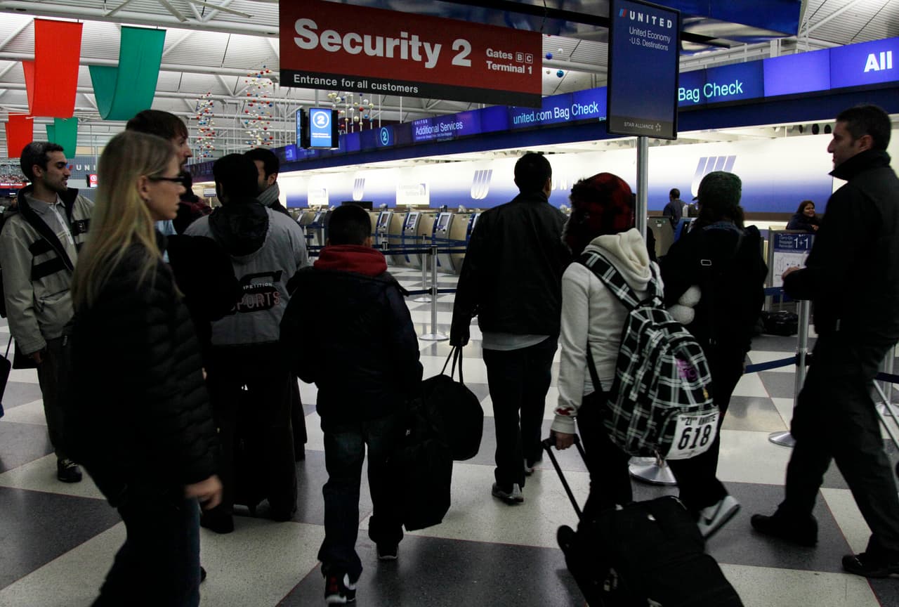 Los pasajeros caminan para su vuelo antes de pasar por seguridad en el aeropuerto O'Hare en Chicago, el viernes 24 de diciembre de 2010. (Foto AP / Nam Y. Huh)