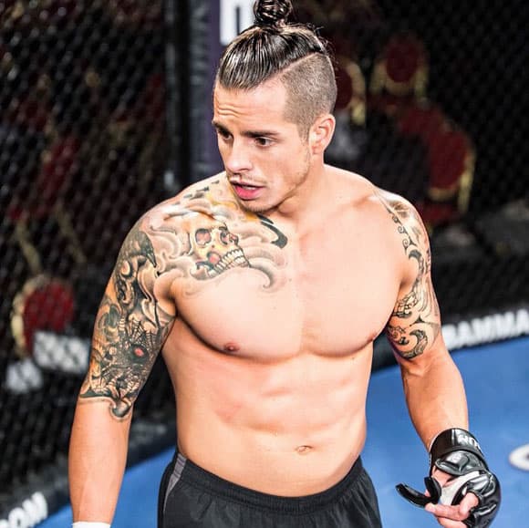 Y como un luchador de la UFC, dejó a todos boquiabiertos.