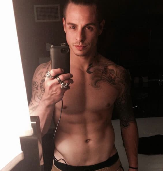 Le encanta sacarse 'selfies' sin camisa.