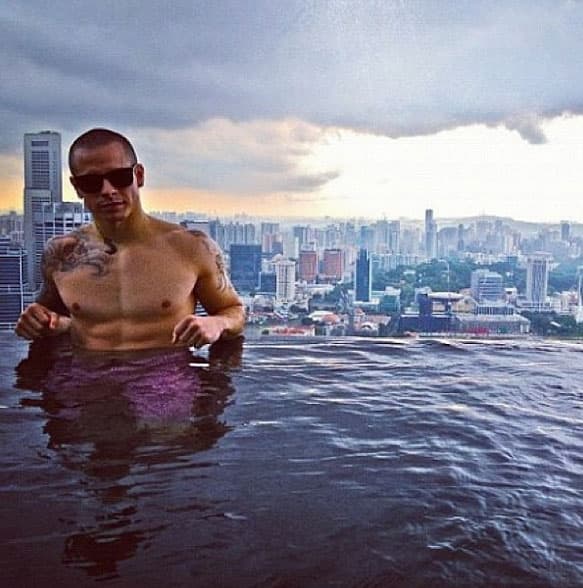 Disfrutando de la piscina y un hermoso paisaje.