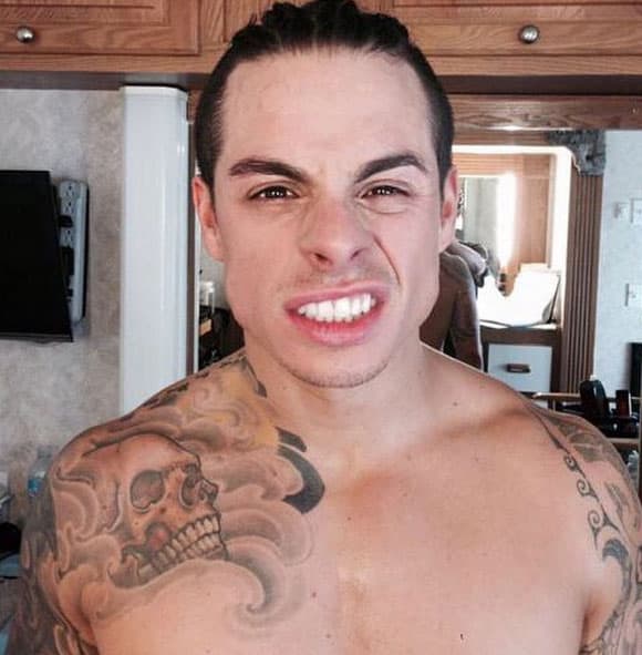 También bromea para la cámara.