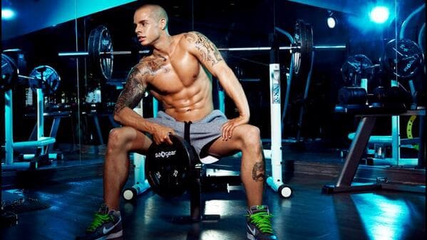 El coreógrafo y ahora actor se la pasa presumiendo sus músculos.
