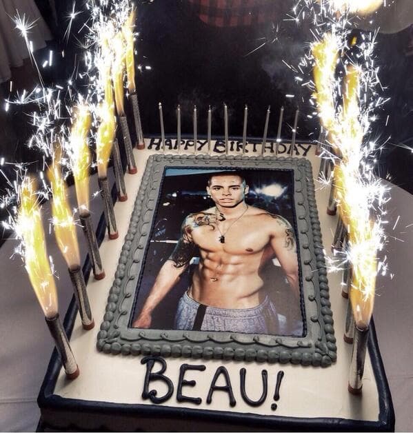 Y con el pastel que le hizo Jennifer hace un año.