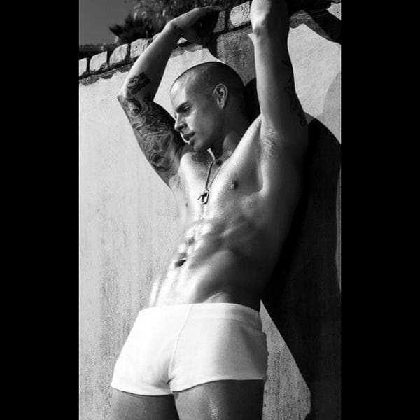 Modelando ropa interior.