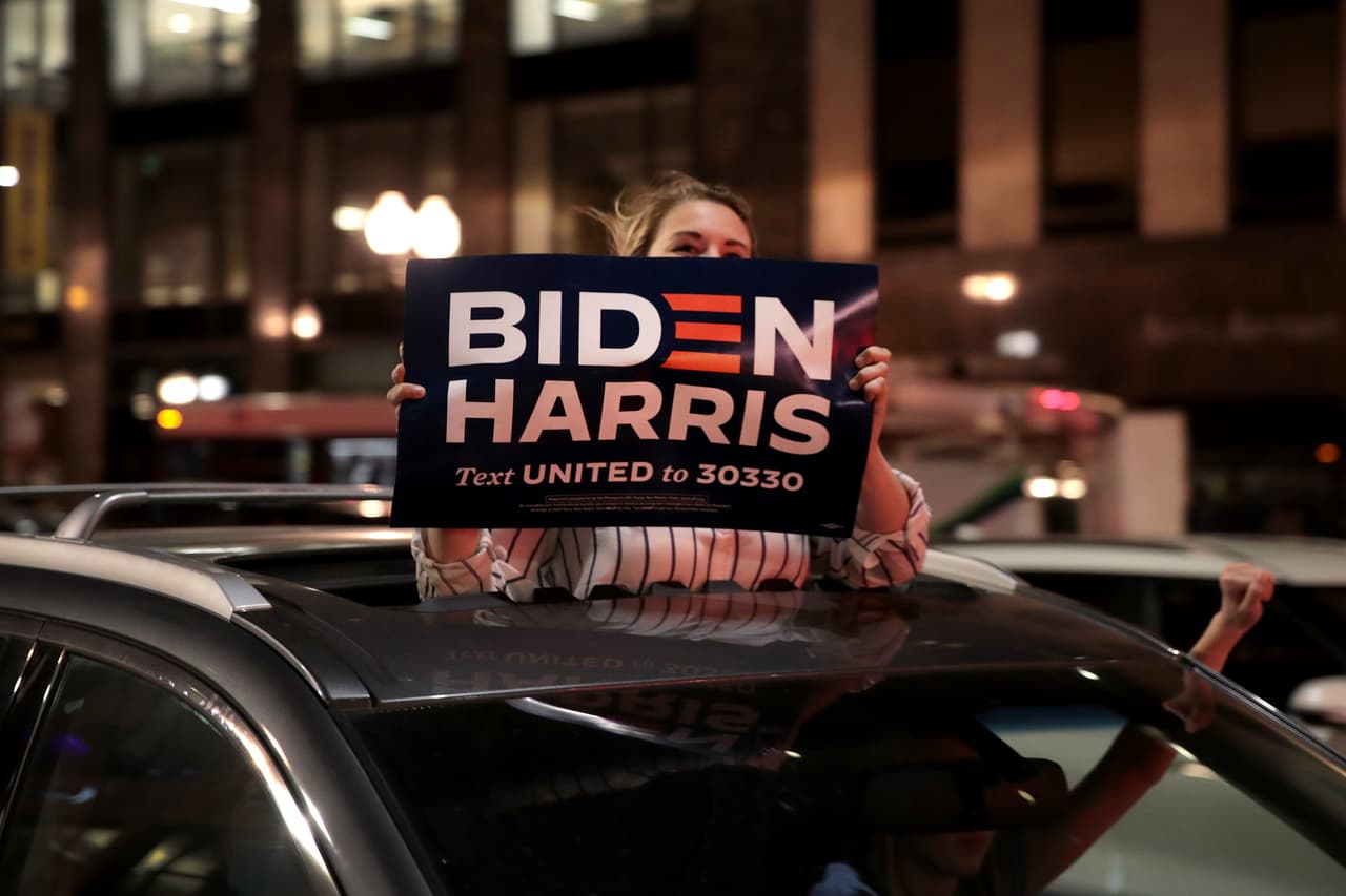 "Joe Biden es un hombre bueno, decente y empático que viene con un plan nacional para abordar la pandemia y la crisis económica. Espero trabajar con usted y su administración para construir un futuro mejor para Illinois y nuestra nación entera”, escribió el sábado 
<a href="https://www.univision.com/local/chicago-wgbo/elecciones-estados-unidos-2020/el-gobernador-de-illinois-felicita-a-biden-y-harris-por-triunfo-en-las-elecciones-presidenciales" target="_blank">J.B. Pritzker, el gobernador de Illinois</a>, en su cuenta de Twitter.
<br>