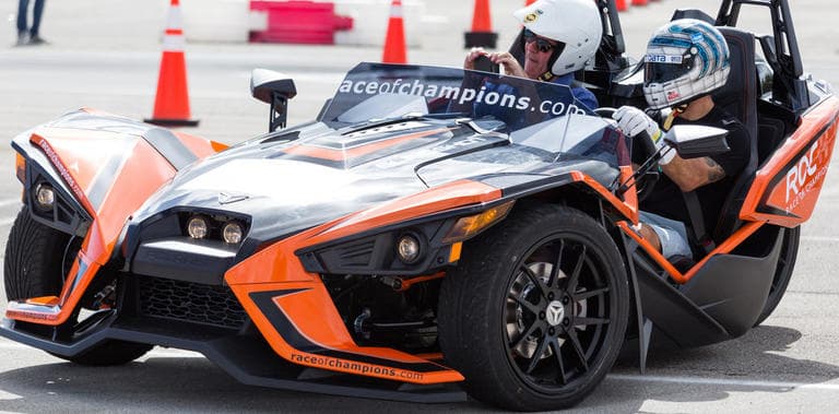 Hay lugar para coches llamativos, como el 
<b>Polaris</b> 
<b>Slingshot</b> 
<b>SLR</b>: se trata del 
<b>primer vehículo de tres ruedas</b> (dos delanteras y una trasera) que participa de esta competencia. Es la mezcla de un auto y una motocicleta.