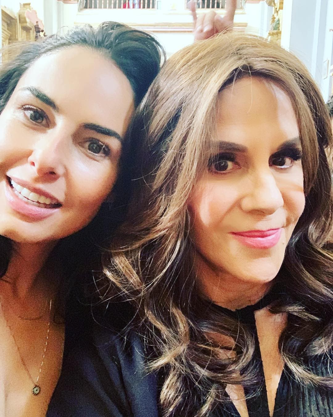 "Son personajes muy humanos, todos. No tienen como esta cosa de las telenovelas que luego son malos-malos o buenos-buenos. Está padre, son seres humanos", agregó para Las Estrellas al ser cuestionada sobre los personajes.