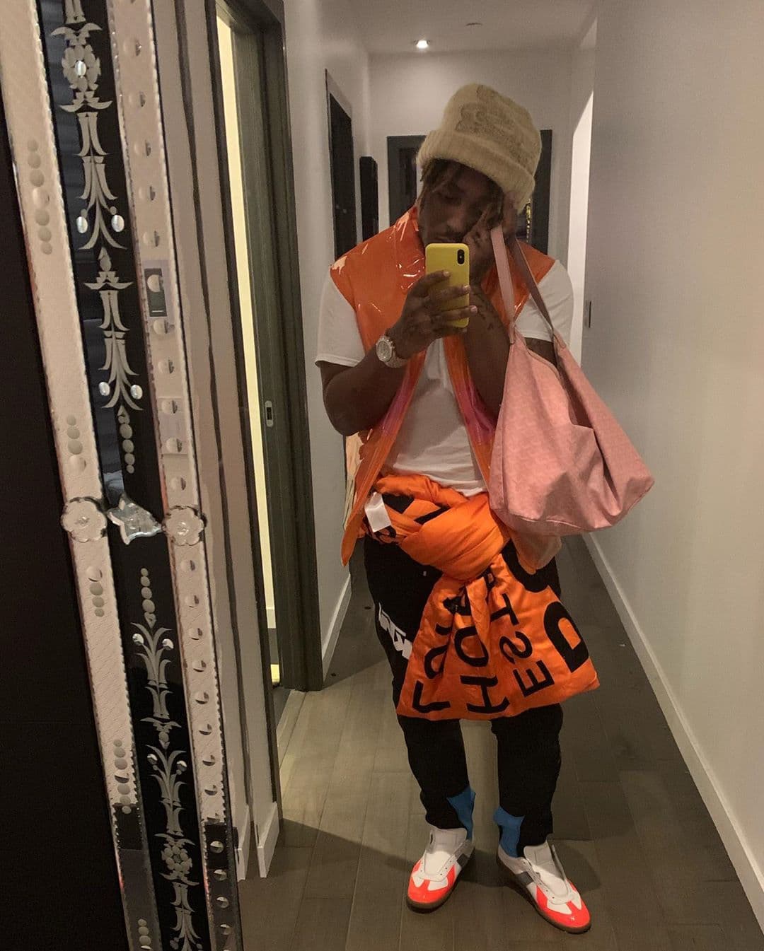 Integrantes del equipo del rapero de 21 años que iban a bordo del vuelo que aterrizó el domingo a la 1:00 de la madrugada (hora local) en Chicago, dijeron a la policía que Juice tomó “varias pastillas desconocidas” antes de presentar las convulsiones que lo llevaron al hospital, detalló TMZ.