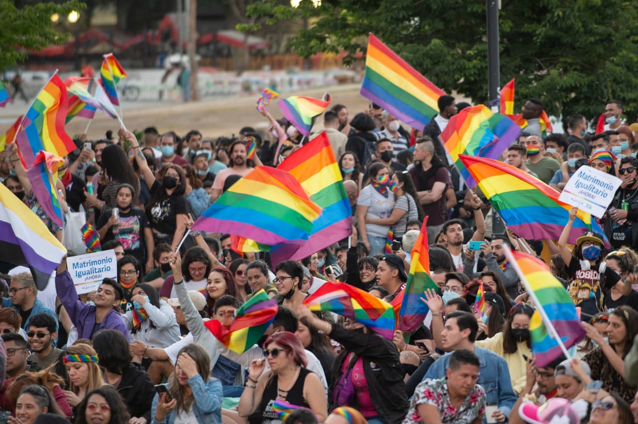 Cada vez existe más apertura para hablar de las diversas orientaciones sexuales. Ayudando a que muchos famosos se puedan declarar gays, lesbianas, 
<a href="https://www.univision.com/famosos/demi-lovato-y-otras-celebridades-que-se-declararon-pansexuales">pansexuales</a> y, por supuesto, bisexuales. Te contamos quiénes, llegando a sus 40 años o más, admitieron que sienten atracción tanto hacia los hombres como hacia las mujeres.