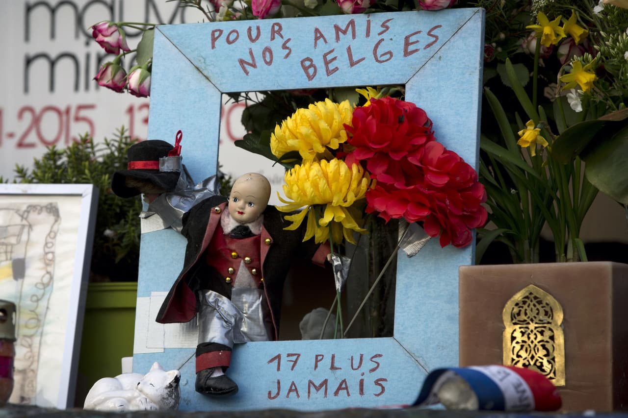 Entre los tributos que fueron depositados en la Plaza de la república de París, se encuentra un marco que dice: "Para nuestros amigos belgas"