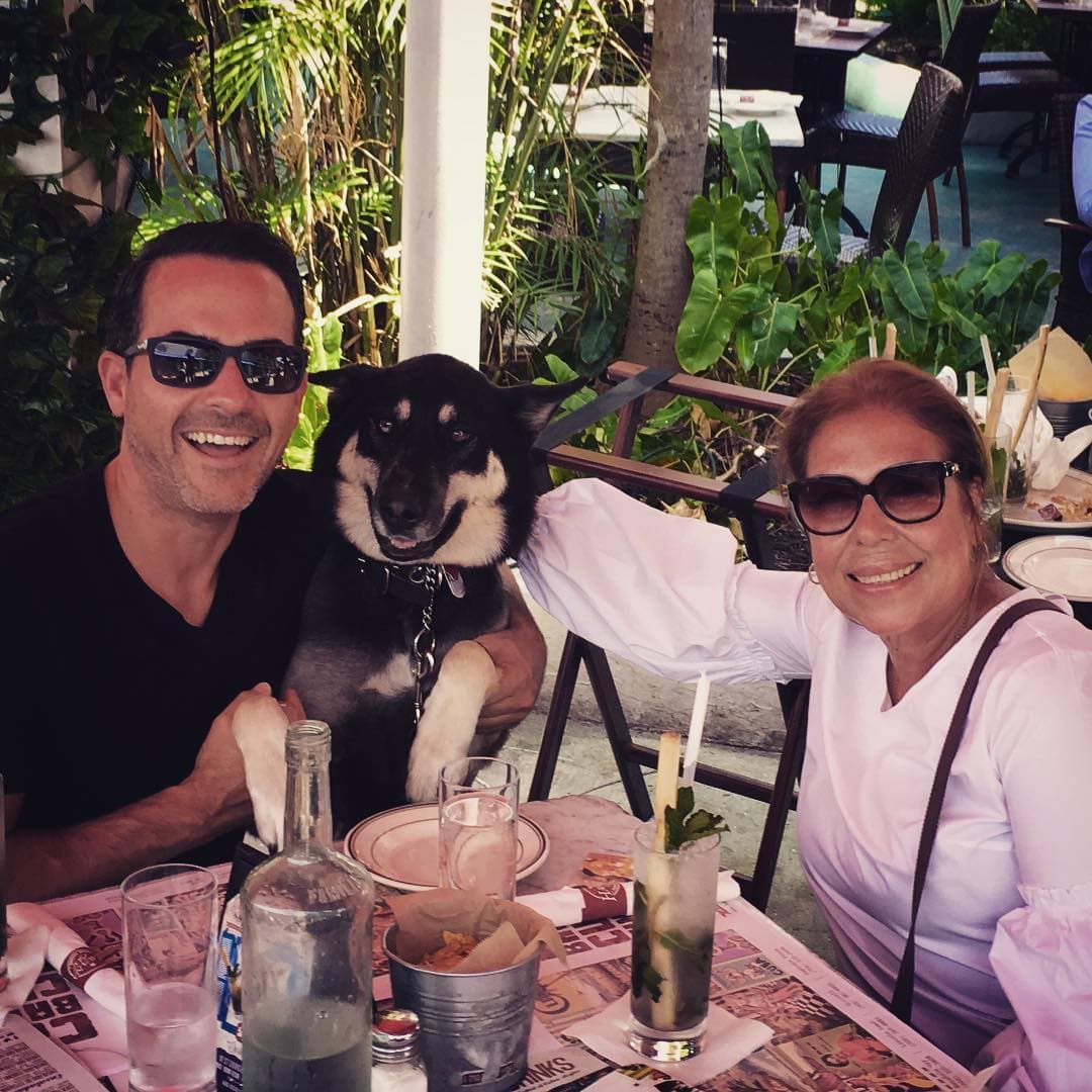 Doña Merle tiene una fiel acompañante: la perrita Mía. Ella viaja con la mamá de Carlos a donde quiera que va y el conductor mexicano también le tiene un gran cariño.