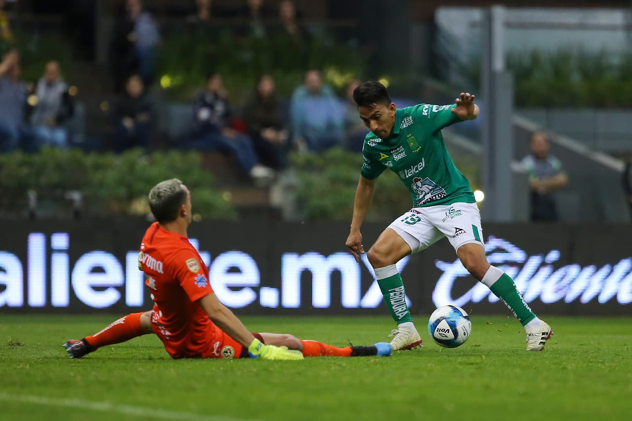Al minuto 73, Ángel Mena (derecha) marcó el 2-0 para el León tras eludir al arquero Agustín Marchesín (izquierda).