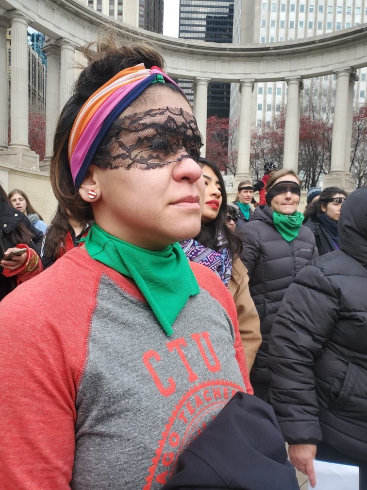 Muchas de las mujeres usaron bandas negras en los ojos.