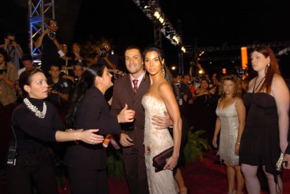 Así desfilaron Victor Manuelle y Roselyn Sánchez por la alfombra de Premio Lo Nuestro en 2005.