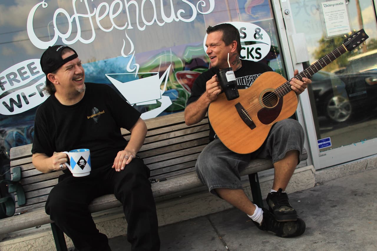 <b>Mejora el estado de ánimo. </b>Según un 
<a href="http://news.harvard.edu/gazette/story/2013/07/drinking-coffee-may-reduce-risk-of-suicide-by-50/">análisis</a> de la Escuela de Salud Pública de Harvard, quienes toman entre dos y tres cafés al día, tienen 45% menos probabilidades de 
<a href="http://www.univision.com/noticias/salud-mental/yo-intente-quitarme-la-vida-fotos">quitarse la vida</a>. Los expertos creen que esto se debe a las propiedades estimulantes del café.