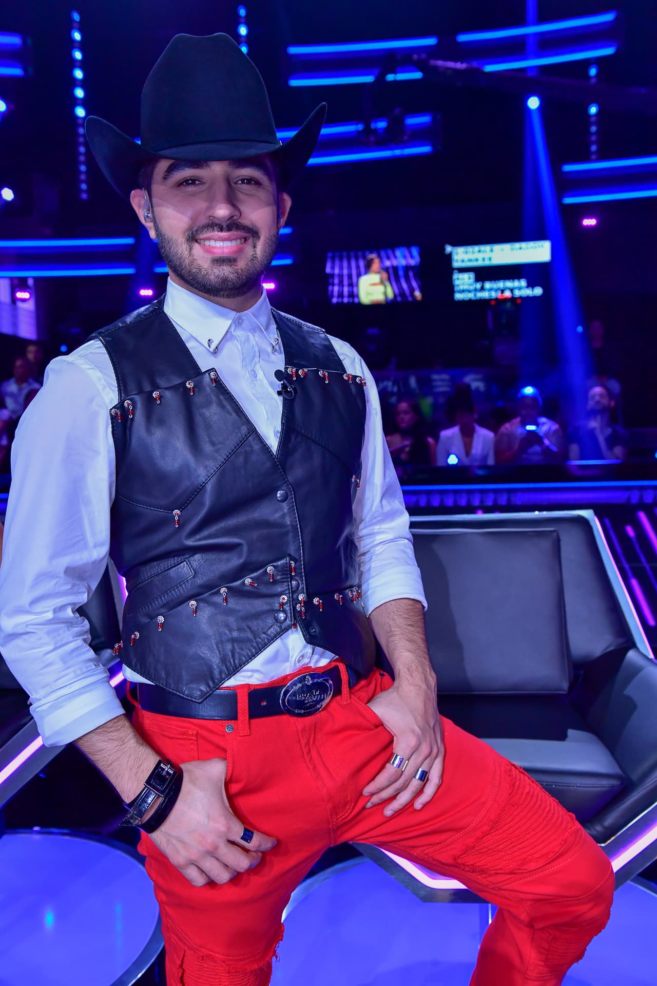 Joss Favela volvió a la piel, esta vez en su chaleco The Astorga Project, misma marca de sus accesorios.