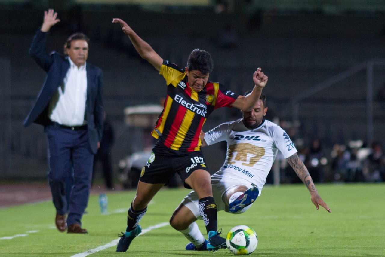Y ante la mirada de Jorge 'Vikingo' Dávalos, el técnico de los Melenudos, los tapatíos no pudieron anotar el del empate y se fueron con desventaja al descanso.